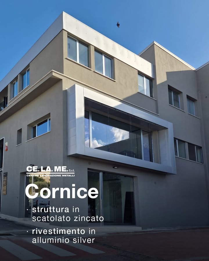Linee decise, volumi puliti, carattere contemporaneo
Questa cornice architettonica nasce da