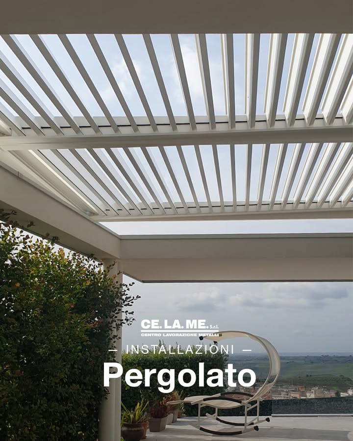 Linee pulite, luce naturale, comfort su misura
Un pergolato installato per